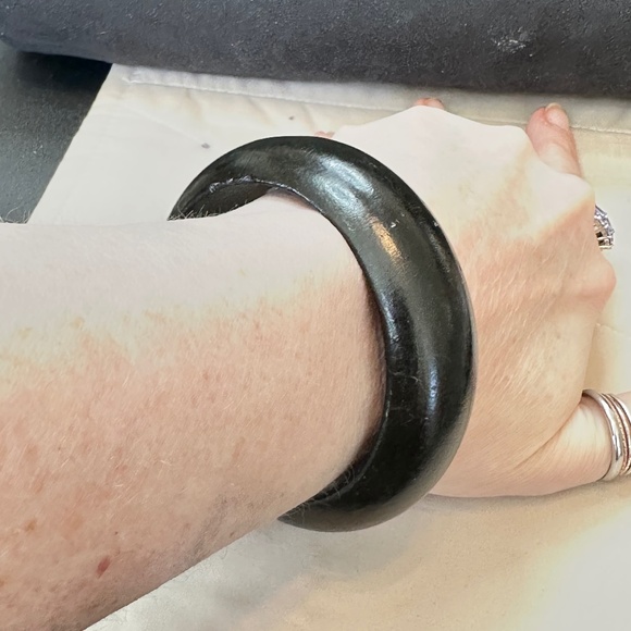Wide, Black Wooden Bangle Bracelet. Vintage, 1960’s-1990’s - Picture 4 of 13